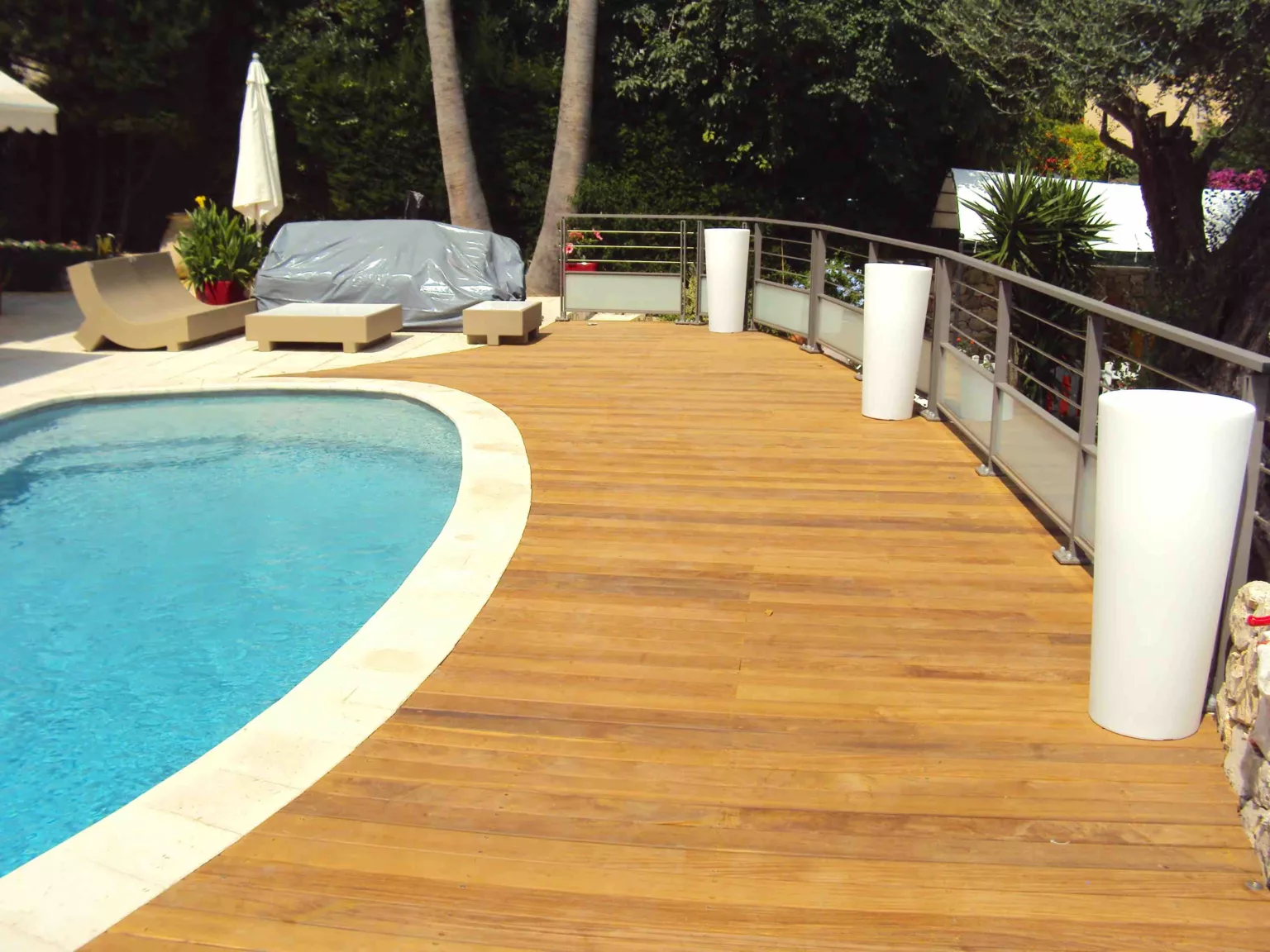 Terrasse autour de la piscine en bois Monaco