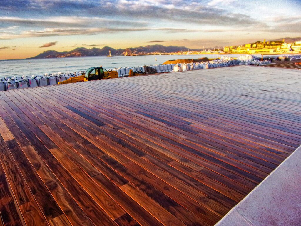 constructeur terrasse en bois pour restaurant plage privée Cannes-Nice