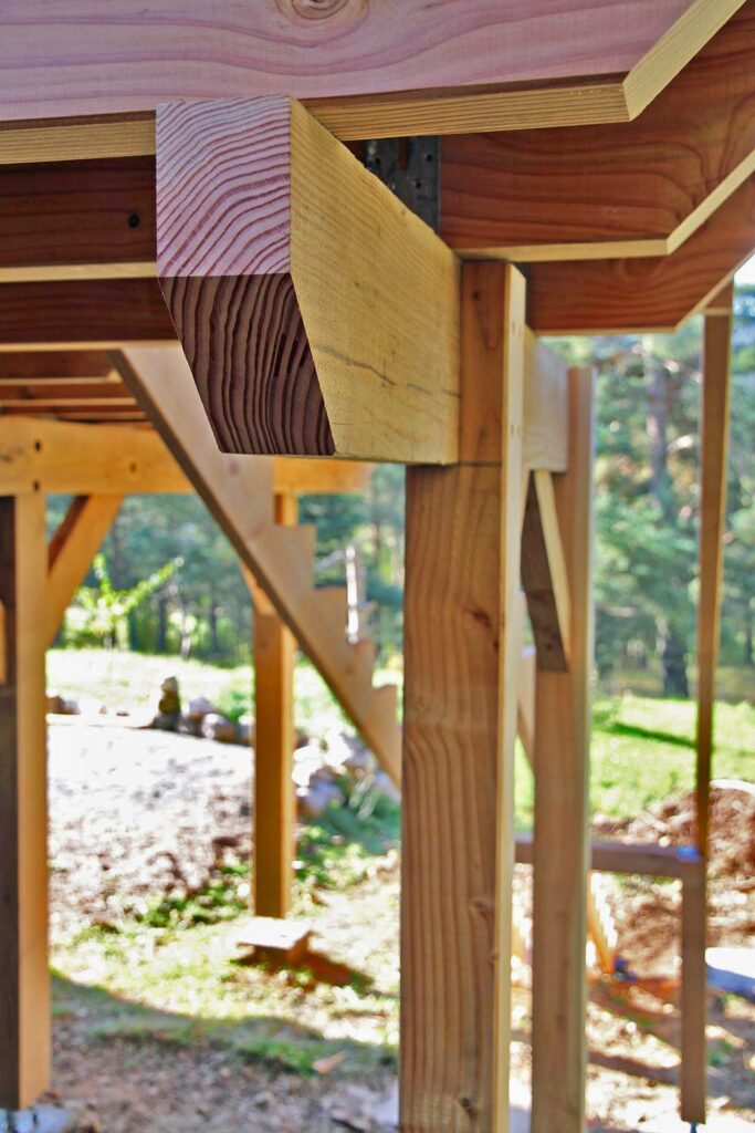 entreprise constructeur terrasse bois sur-pilotis, terrain en pente à Monaco-Fayence Antibes